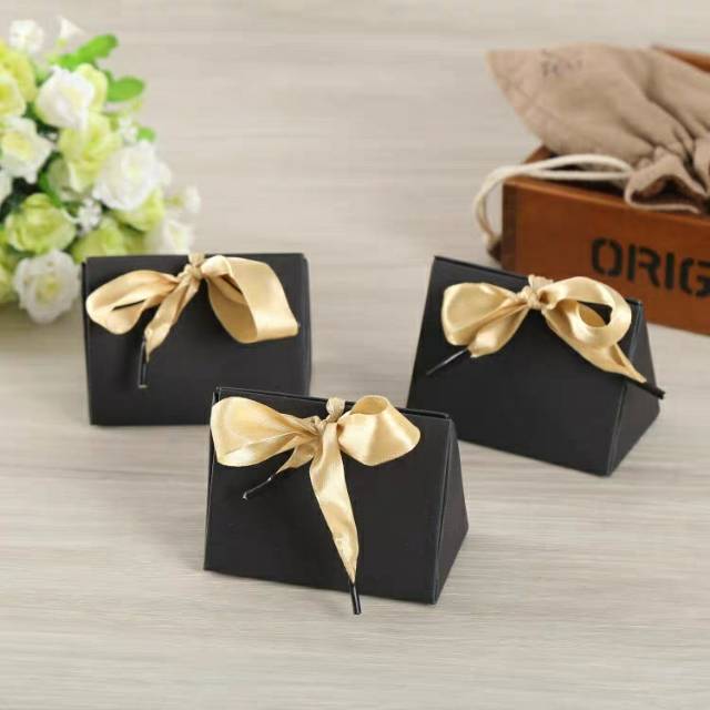 Customized creative mini triangular lipstick packaging box, fresh and clean cosmetics and small accessories, birthday gift box