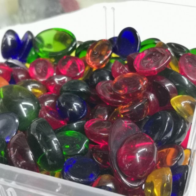 Wholesale of colored glass beads, crepe beads and lacquered beads jewelry accessories in stock details Picture