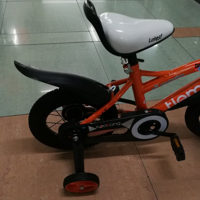 018型时尚钢架带辅助轮儿童自行车产品图