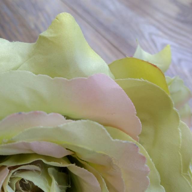 The yellow and pink rose artificial flower decoration is made of pvc plastic for gardening, which is pollution-free and has a thick density Specification image
