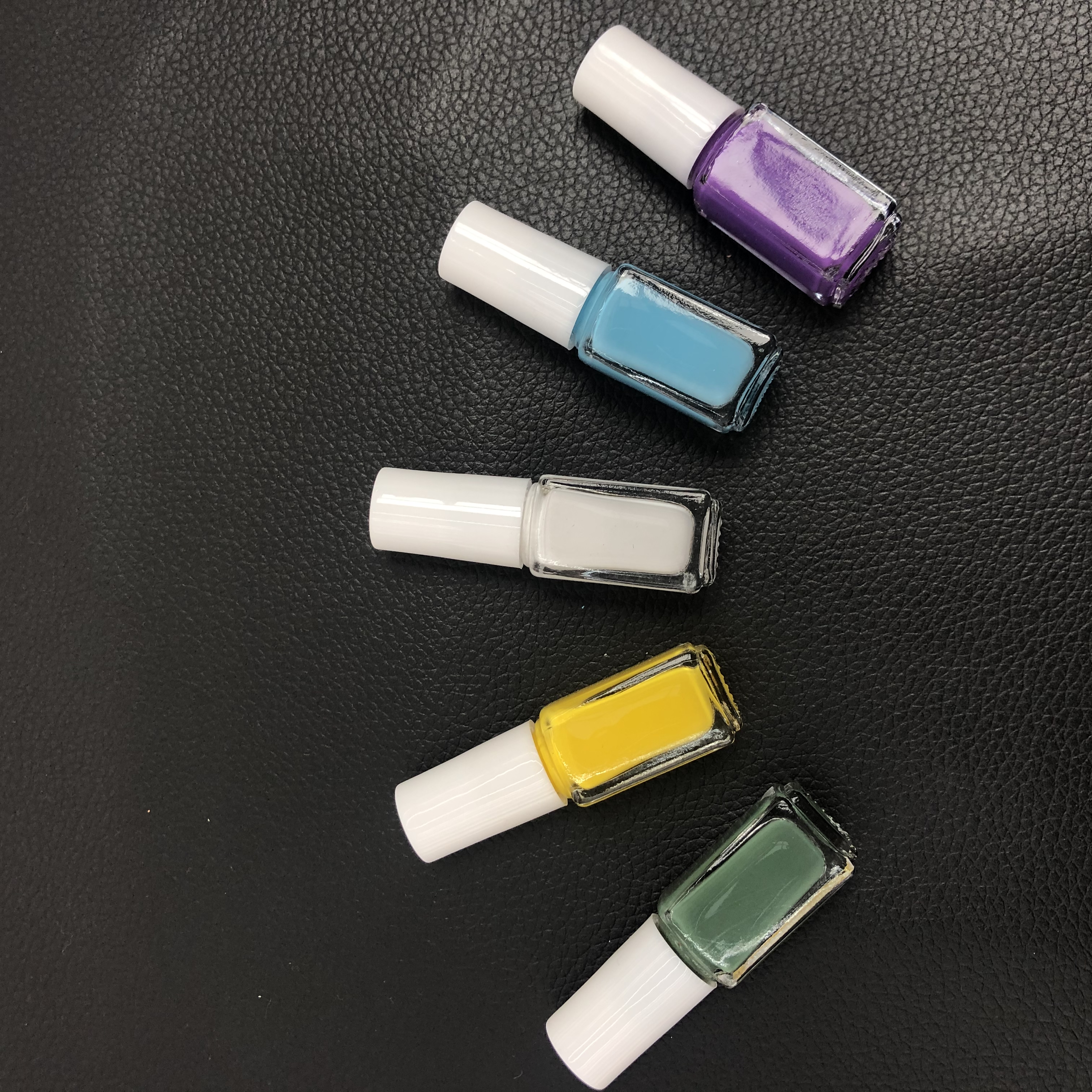 Fashionable colored nail polish comes in a rich variety of colors, allowing for free selection and combination. Small bottles are more convenient Specification image
