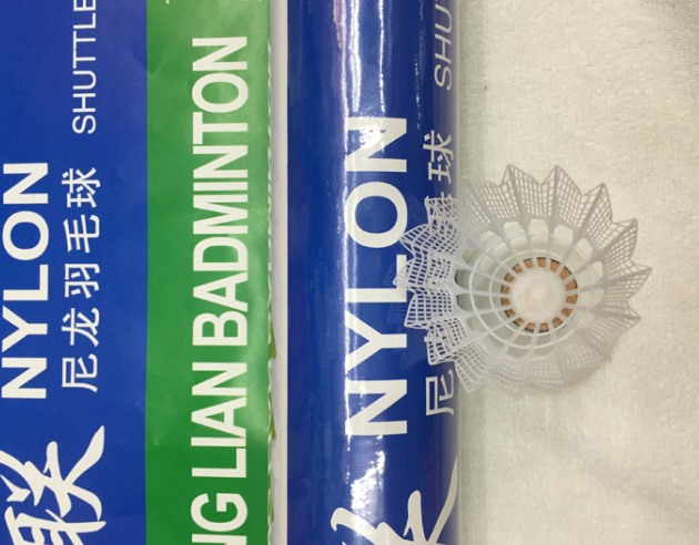 仿尼龙塑料羽毛球双层软木球头白色黄色可选12个装