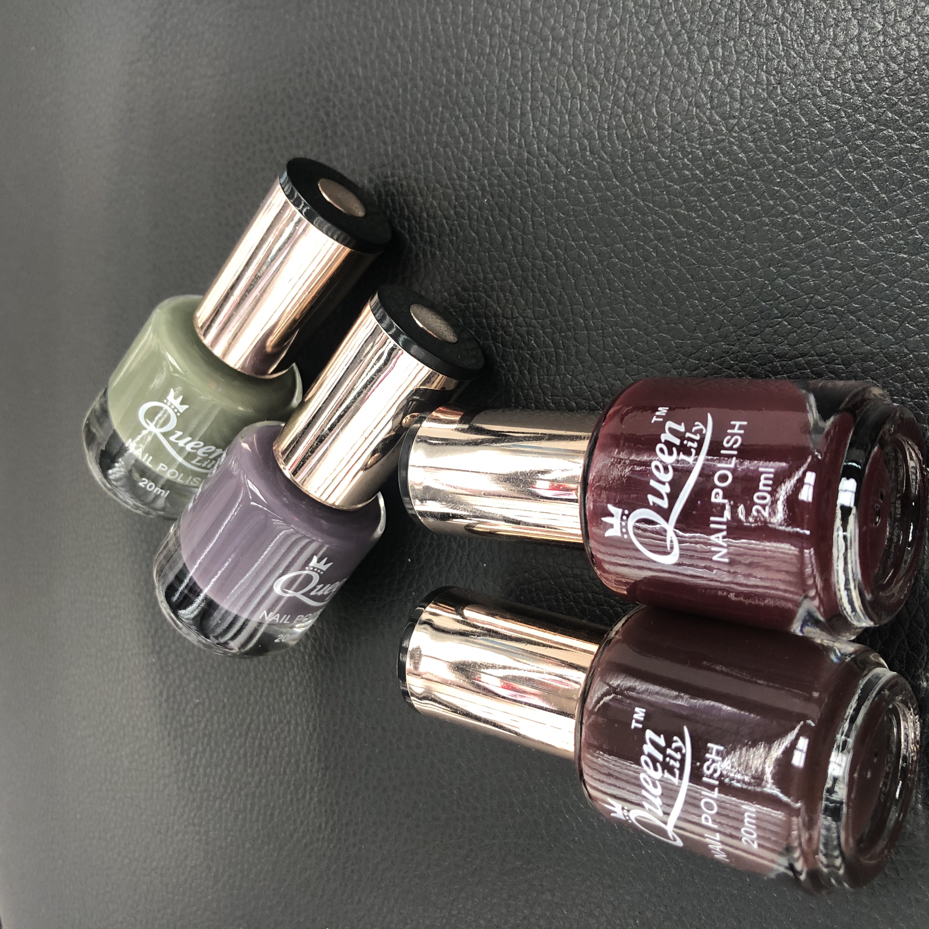 Fashionable colored nail polish comes in a rich variety of colors, allowing you to freely choose and combine them