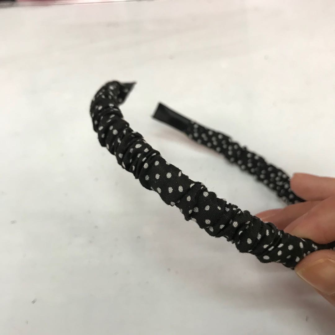 Hair bundles and headbands are versatile for women. They are popular for going out. The simple hair clip is a must-have. The forest-style style is super ethereal. The fine-edge headband is a hair accessory details Picture