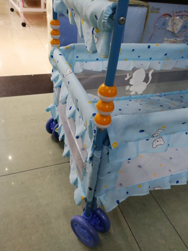 婴儿床产品图