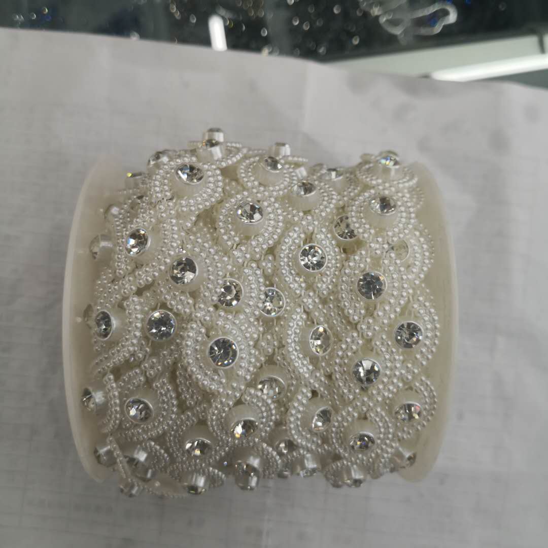 New imitation pearl and diamond-encrusted chain bracelet accessories, diy handcrafted materials, pearl and diamond clothing accessories details Picture