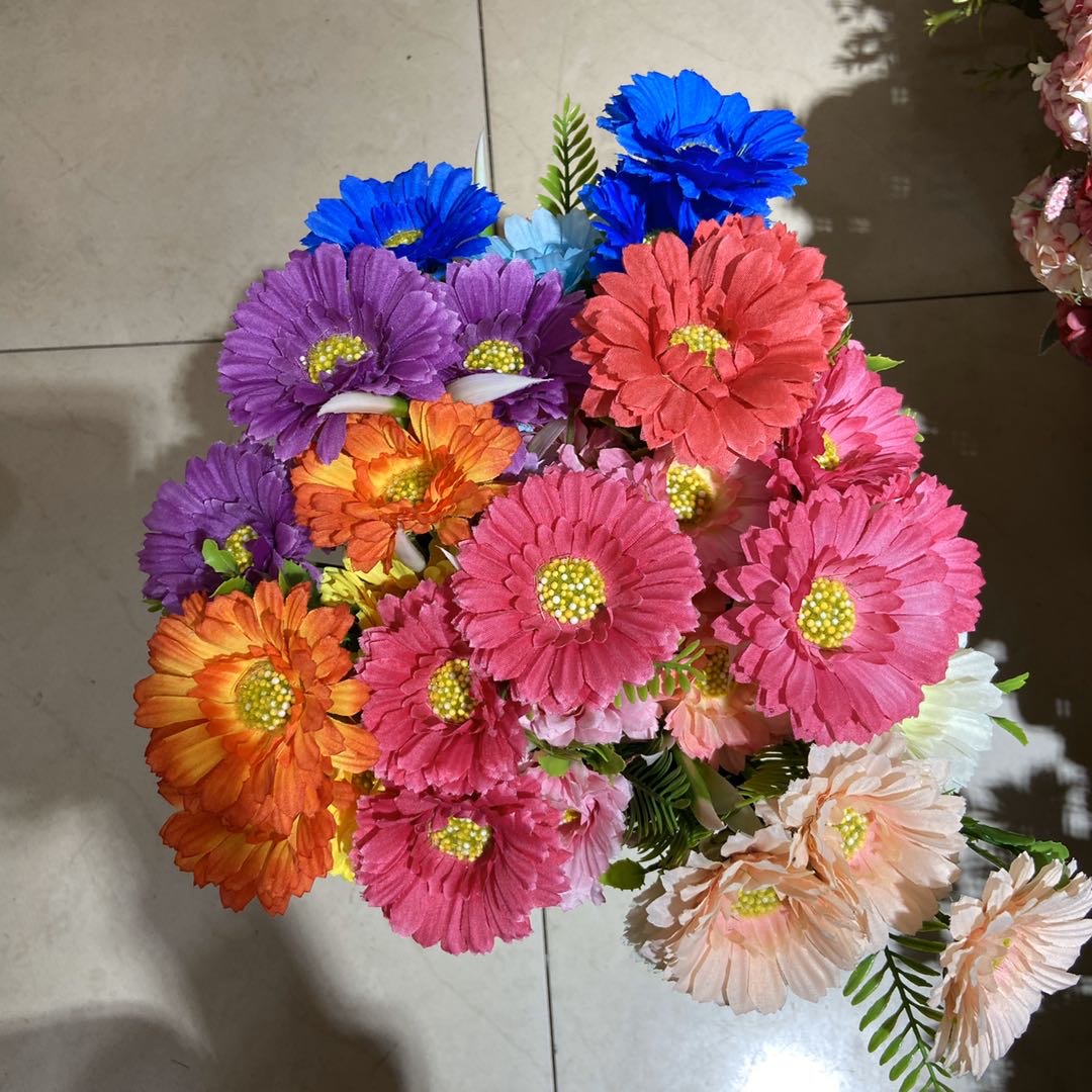 The living room is decorated with European-style plastic artificial flower arrangements. The interior is furnished with dried flower bouquets, potted plants, coffee tables, dining tables and artificial flowers