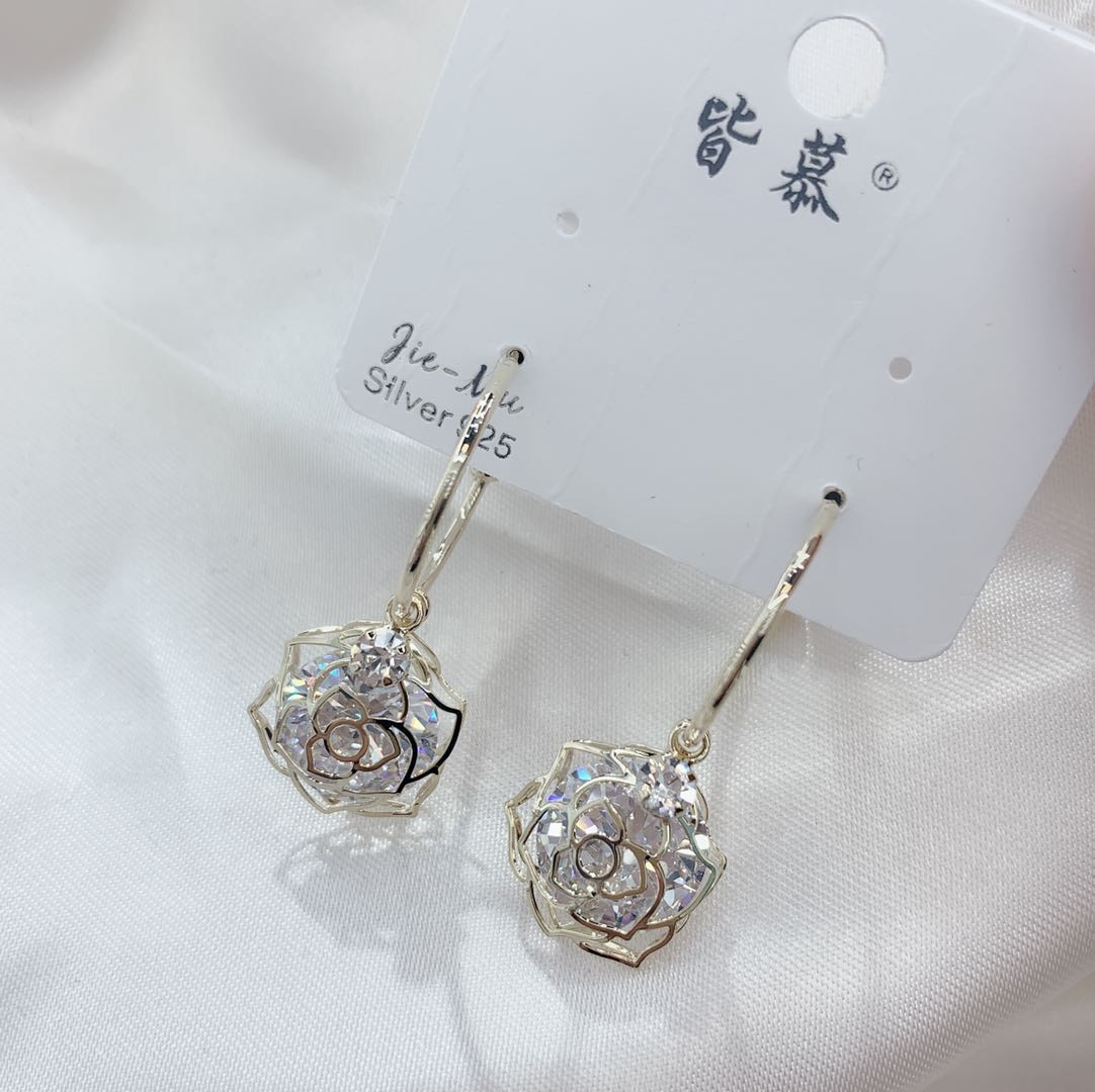 Fashionable new silver needle rose hollowed-out long earrings, elegant and versatile, eco-friendly and anti-allergy earrings