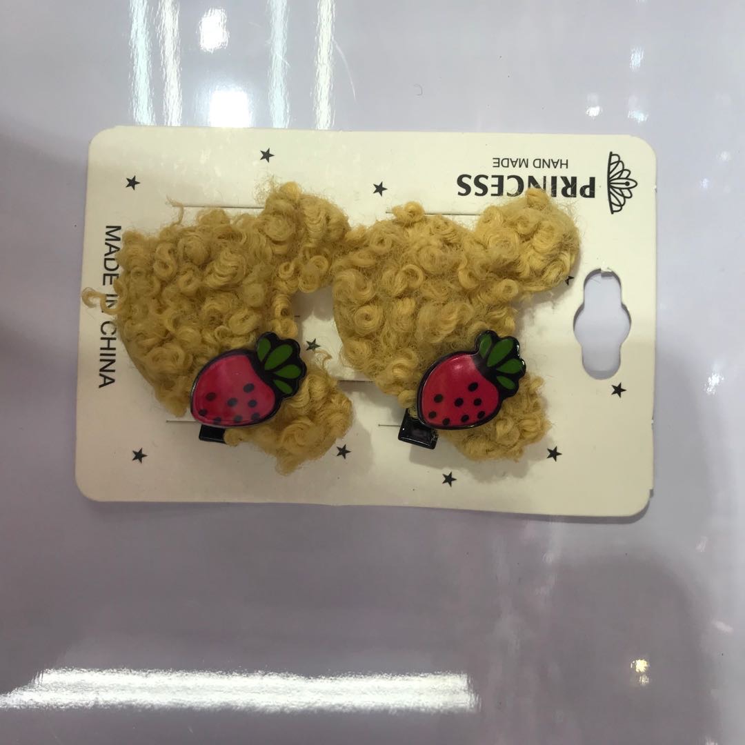 The children's hairpin is cute and simple. The lambskin Mickey Mouse hairpin can be mixed in color. It's a festival gift