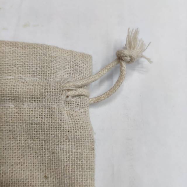 ويتم سحب الجواهر الجاهزة من أكياس الحلي details Picture