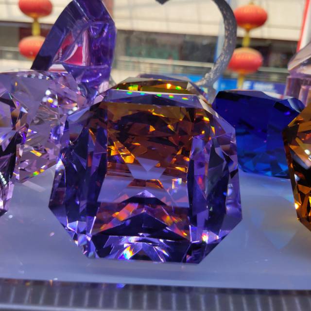 Amethyst handicraft furnishes precious stones