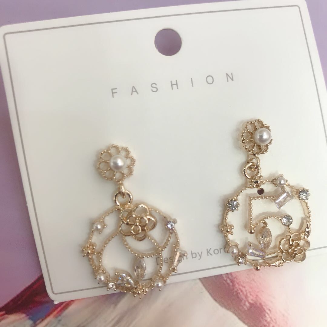 Court retro earrings with slightly inlaid pearls, elegant and simple luxury earrings details Picture