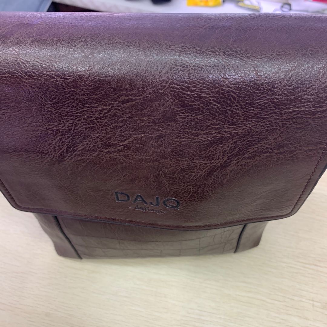 高档时尚PU皮男士斜挎包细节图