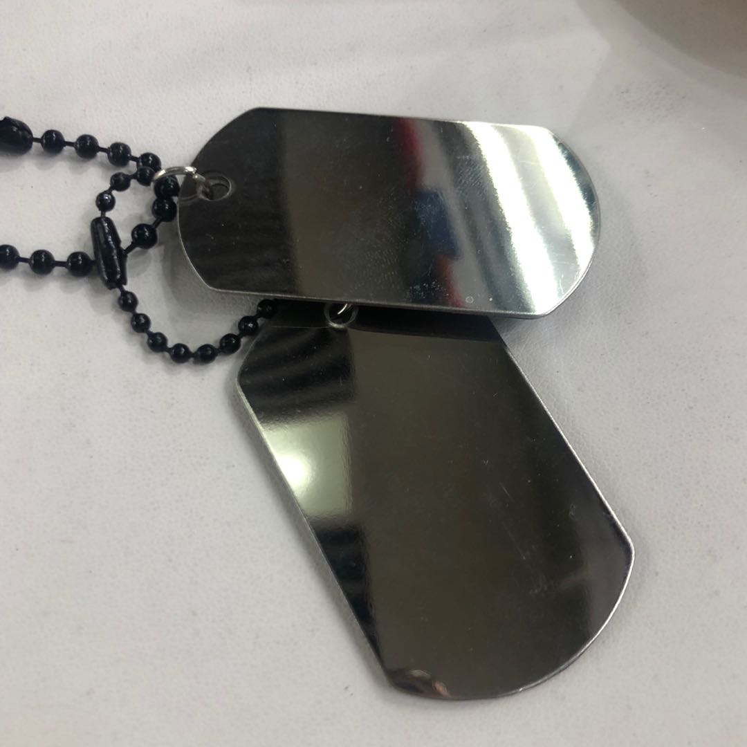 ان الازمنة العصرية عبارة عن قلادة من اللون الاسود details Picture