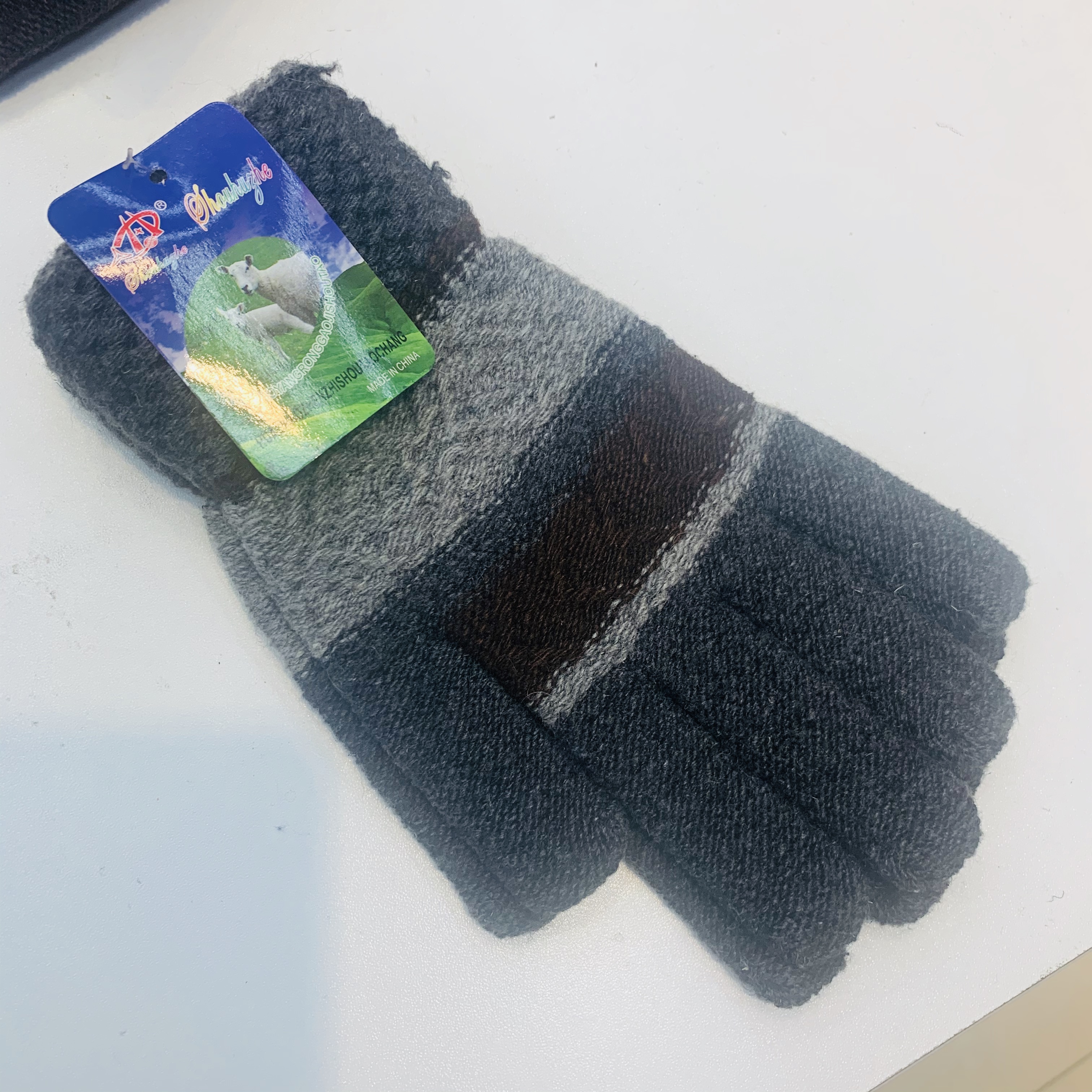 In autumn and winter, add fleece to keep warm while driving. Students are cute. Girls wear finger-exposed gloves in winter