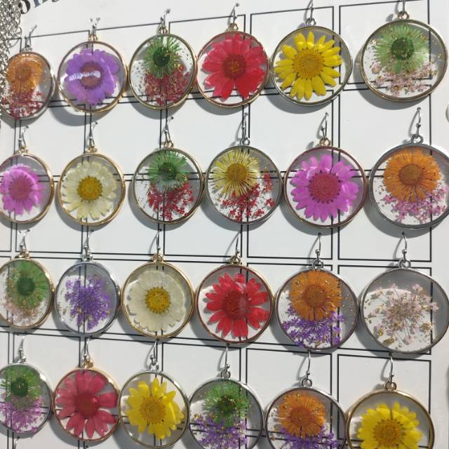 Dried flower resin accessories thumbnail
