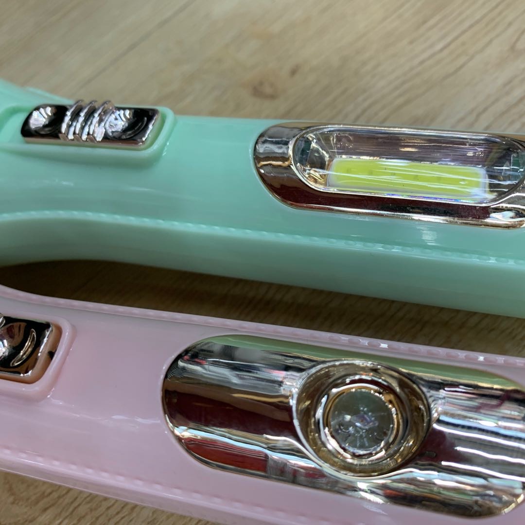 Portable flashlight in light blue and light purple Specification image