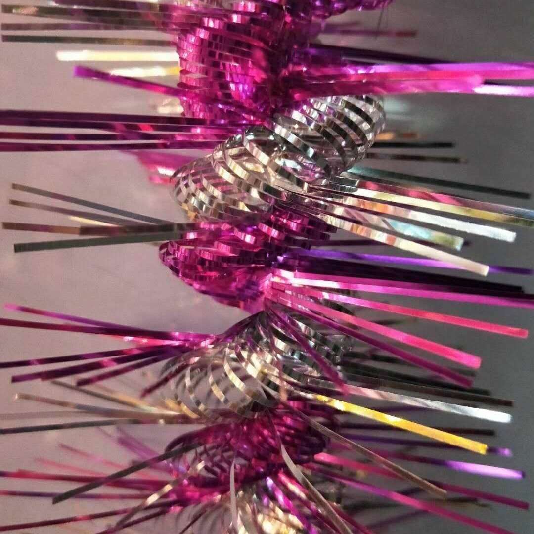 The festival party is decorated with Christmas ornaments, wedding ribbons, streamers, and rubia cordifolia double dragons Specification image