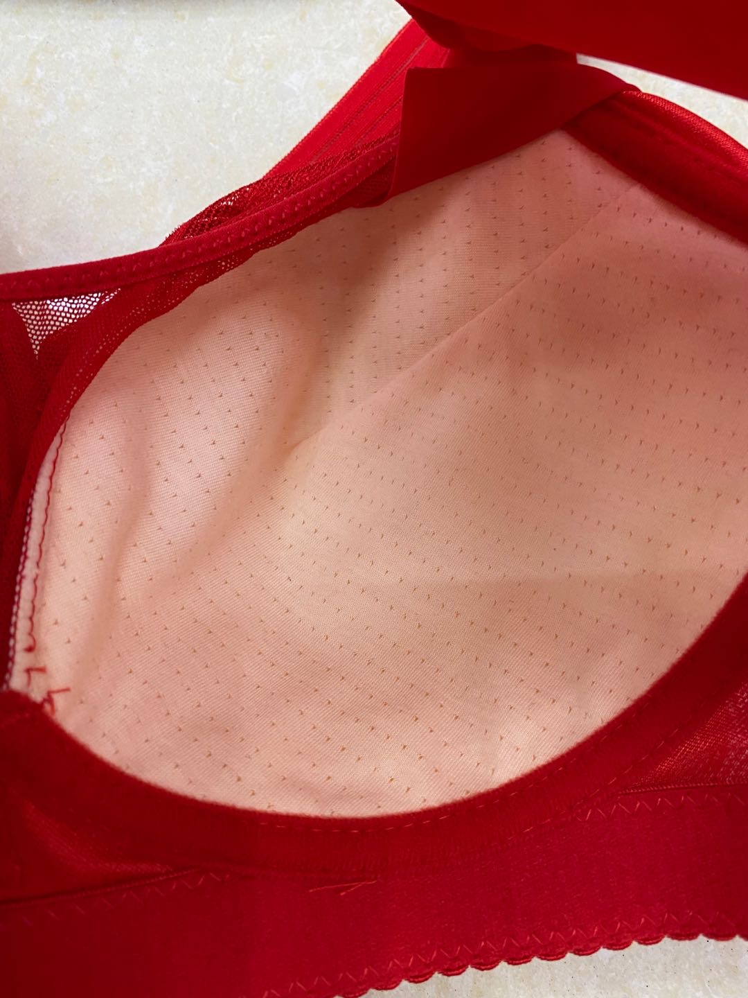 A large-sized lingerie for a plump girl weighing 200 pounds, gathered together, thin bra without underwire, bright red Specification image