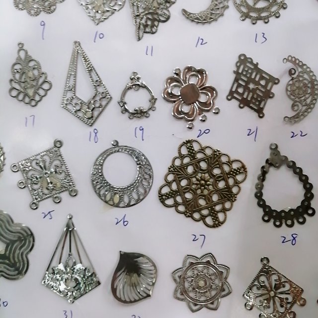 A variety of customizable iron flower piece pendants, hollowed-out multi-hole hanging pieces, earrings, pendants, bracelets, anklets, flower piece clothing accessories Specification image