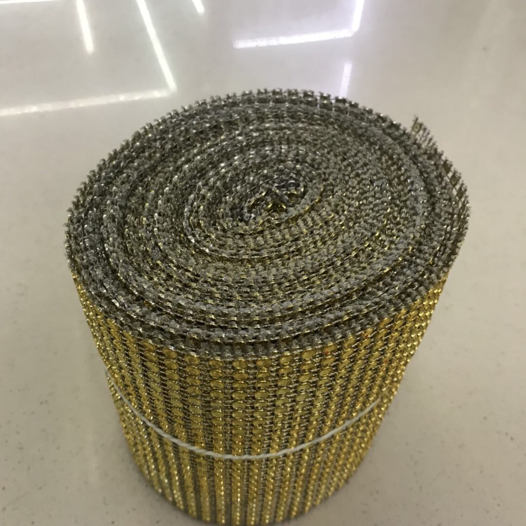 The golden sequin veneer design of the clothing accessories can be used for dance costumes Specification image