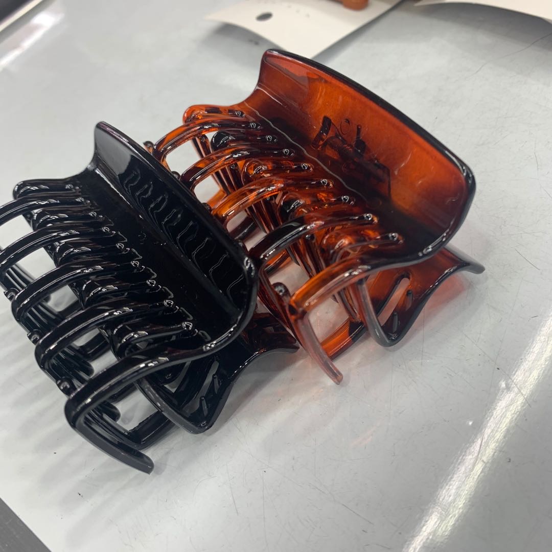 Black large grab clip, vertical clip, simple solid color hair clip, bath clip and headwear details Picture