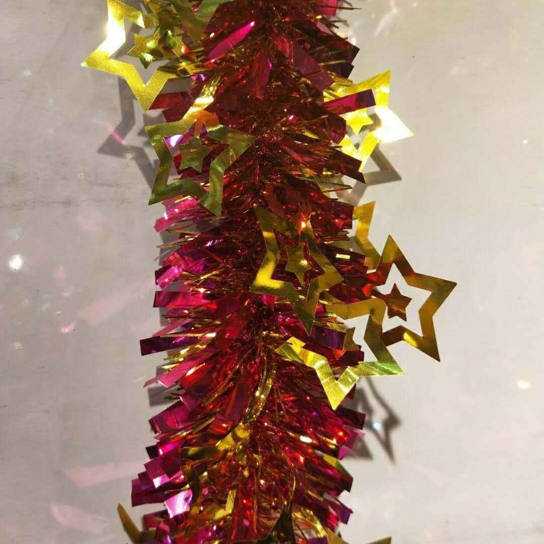 The festival party is decorated with Christmas ornaments, wedding ribbons, rubia, double dragon ribbons and five-pointed star patterns