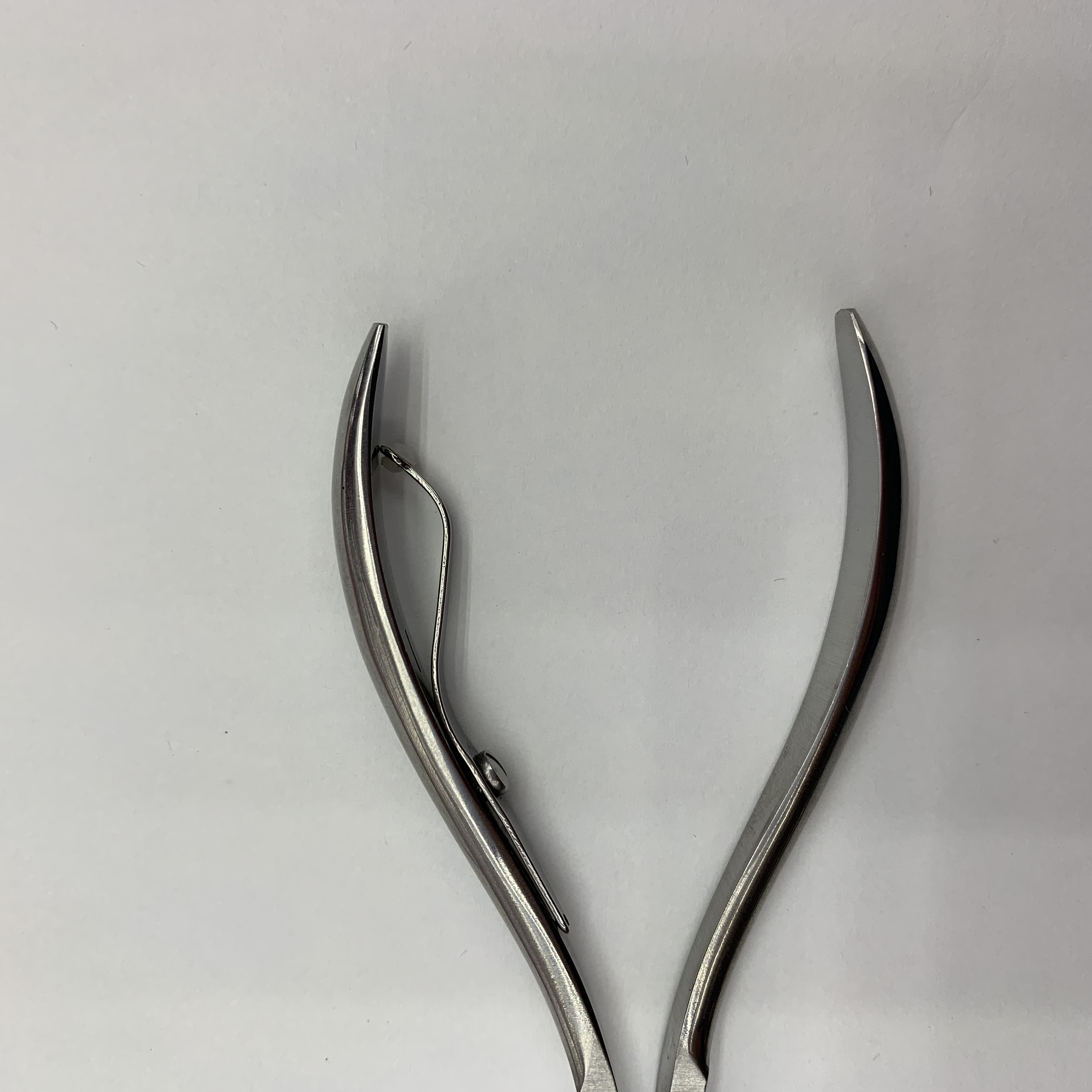 A nail care tool, the 8710 dead skin scissors, is a sharp stainless steel nail trimming pliers Specification image