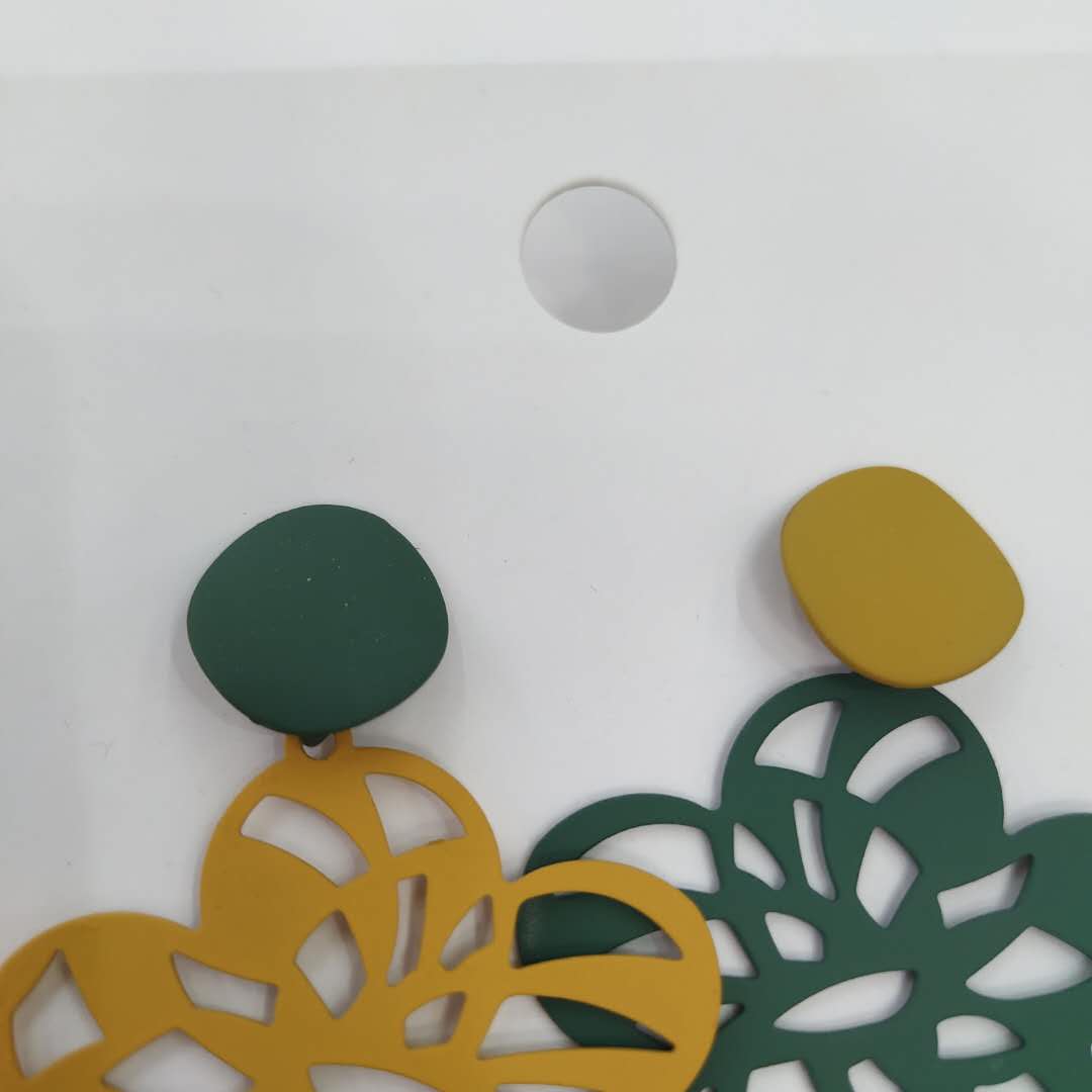中国风镂空合金喷漆五角梅花双色耳钉创意金属耳环时尚流行耳坠细节图