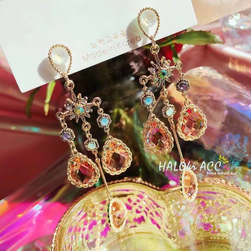 Fashionable and luxurious golden ring three-ruby pendant set with diamond-encrusted gemstones, fashionable and exquisite, goddess-like temperament earrings