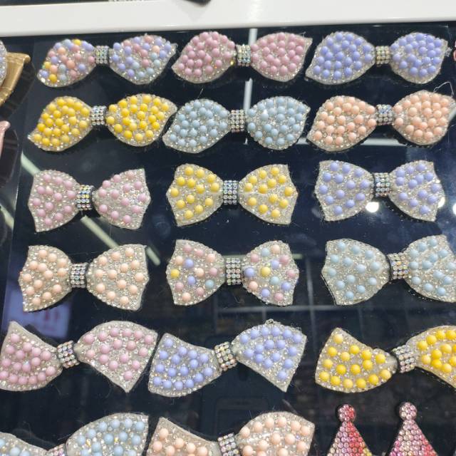 Pearl and diamond hairpin accessories are hot sellers thumbnail