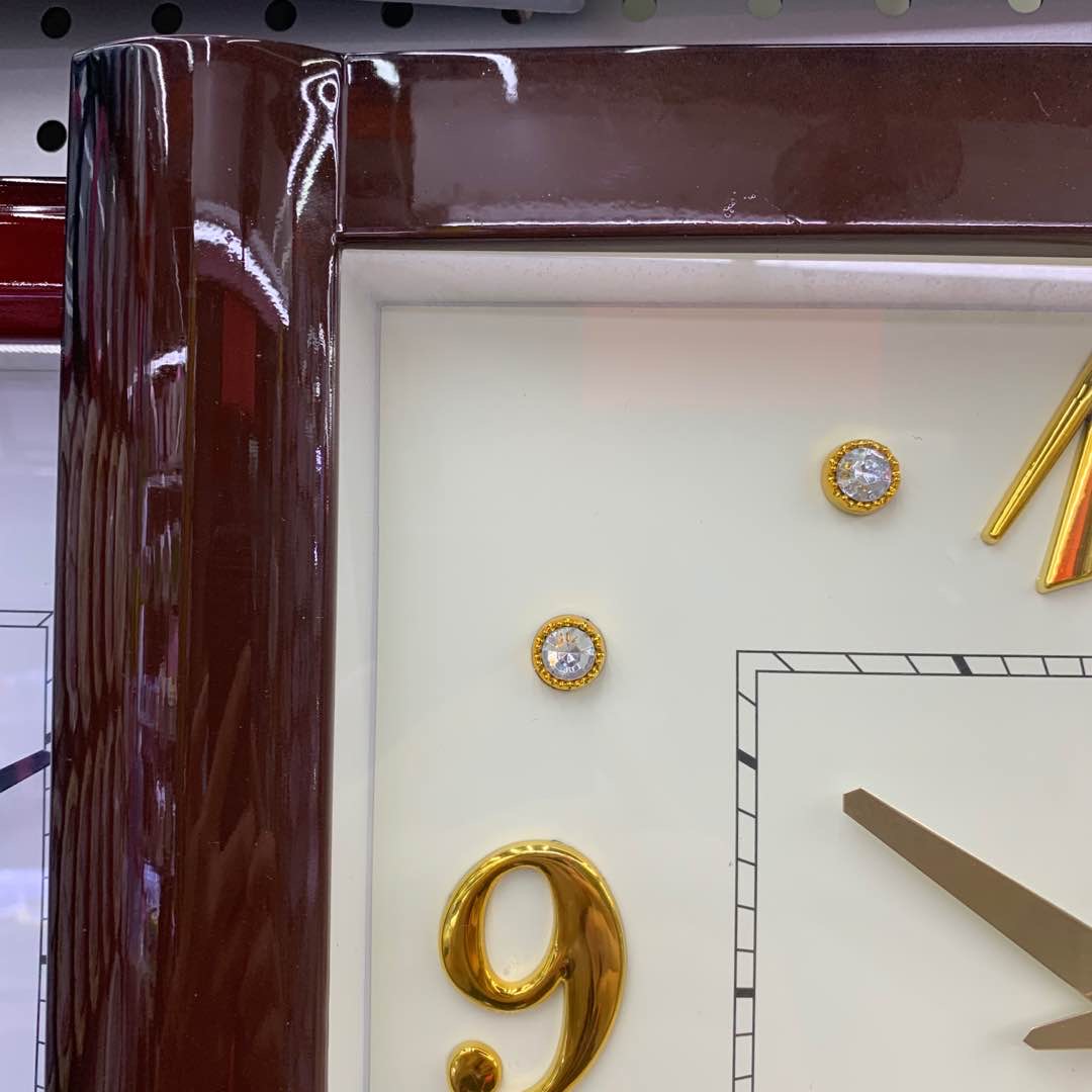 ساعة الساعة ذات الإطار الأحمر المعلق في ردهة "يو يو" المعلّقة Specification image