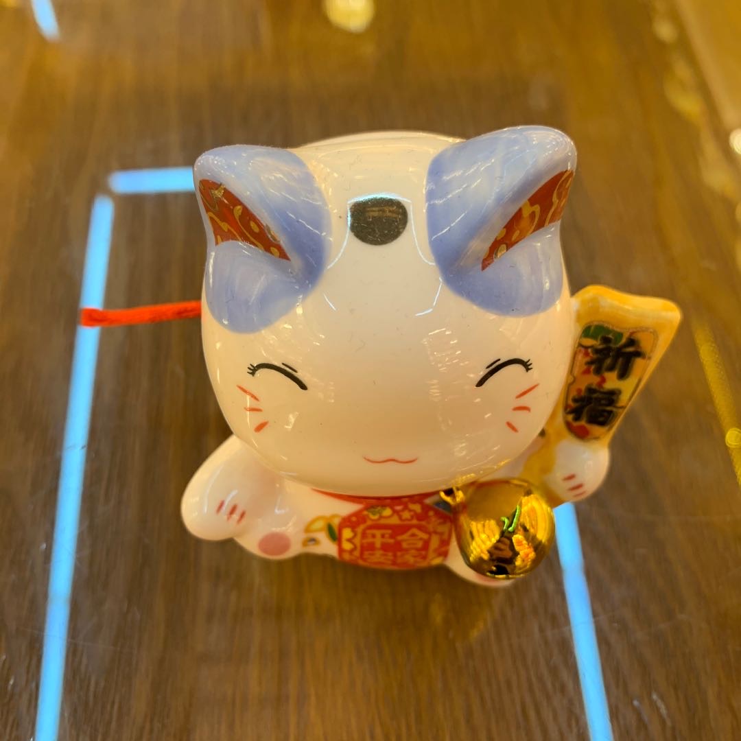 Waving cat auspicious cat display crafts home crafts decoration white porcelain auspicious cat pray