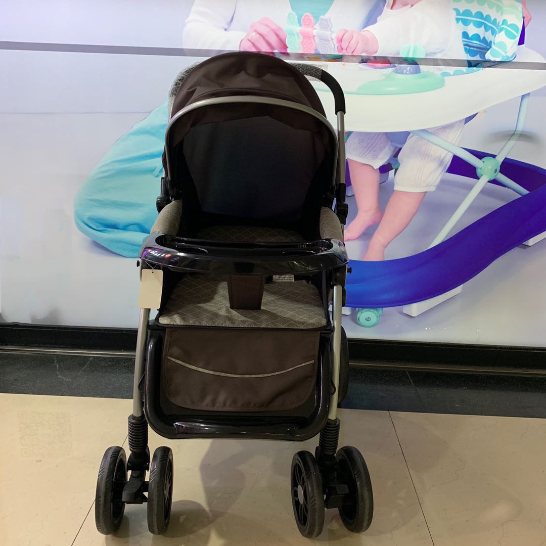 Four-wheel shock-absorbing, bidirectional folding, fully covered baby stroller for both sitting and lying flat