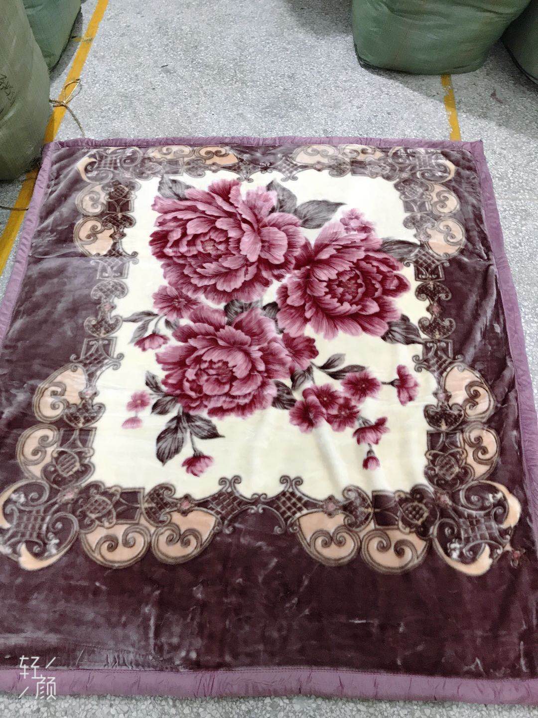 A 3-kilogram double-layer Raschel blanket
