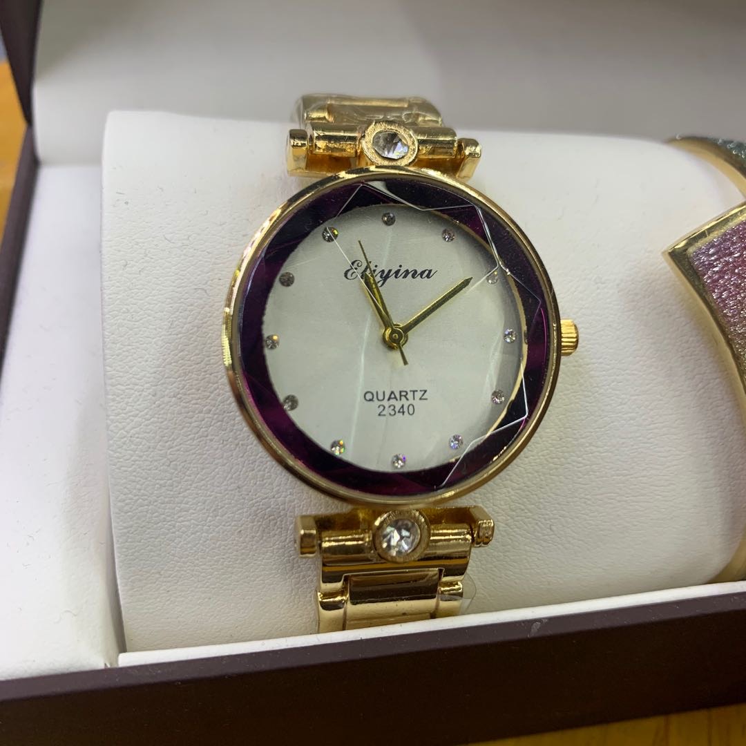 Light luxury two-piece set: Diamond sparkling women's watch, unicorn gradient rainbow color bracelet details Picture