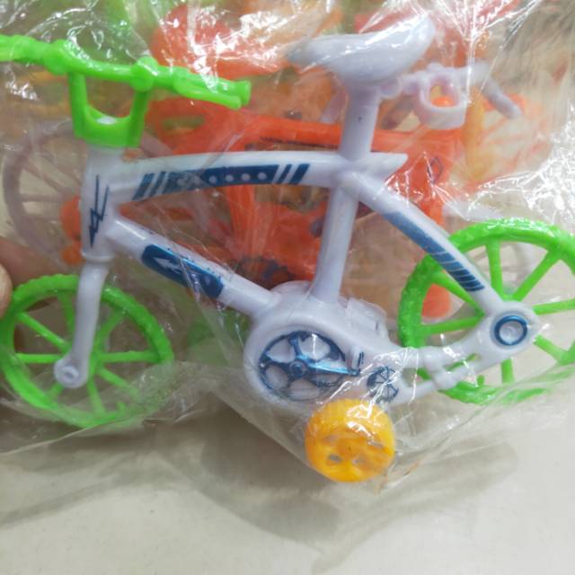 儿童塑料赠品，玩具自行车。细节图
