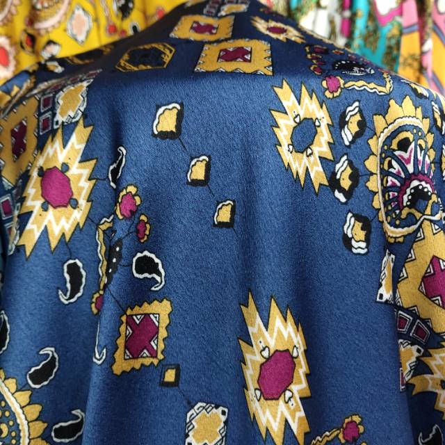 涤纶印花布缎面服装饰品面料产品图