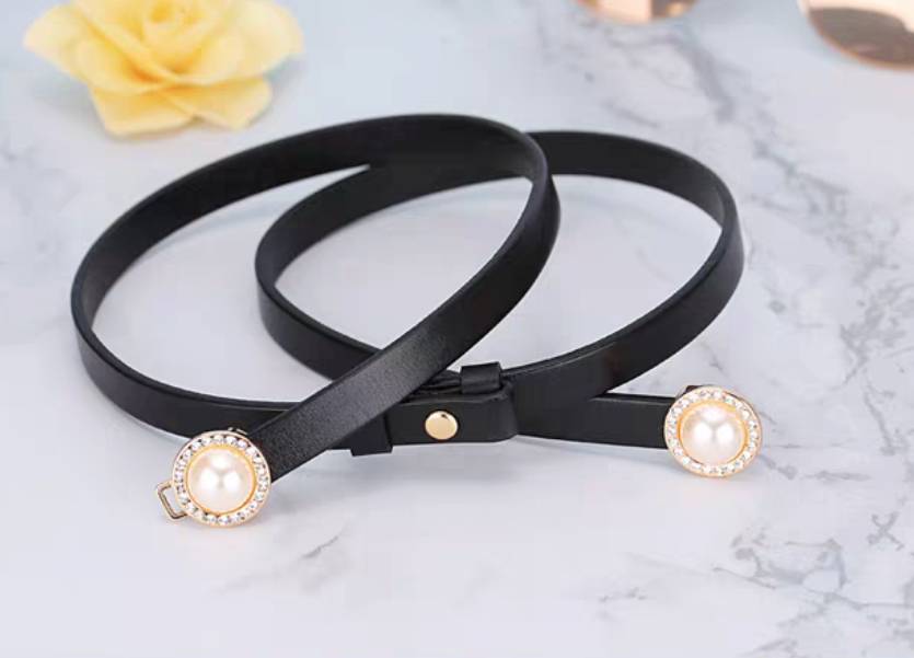 This simple and versatile Korean top-grain cowhide small belt with fine decoration pairs well with a dress and a fashionable waist chain details Picture