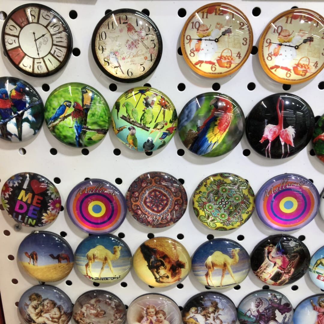 All kinds of round crystal glass embossed souvenirs thumbnail