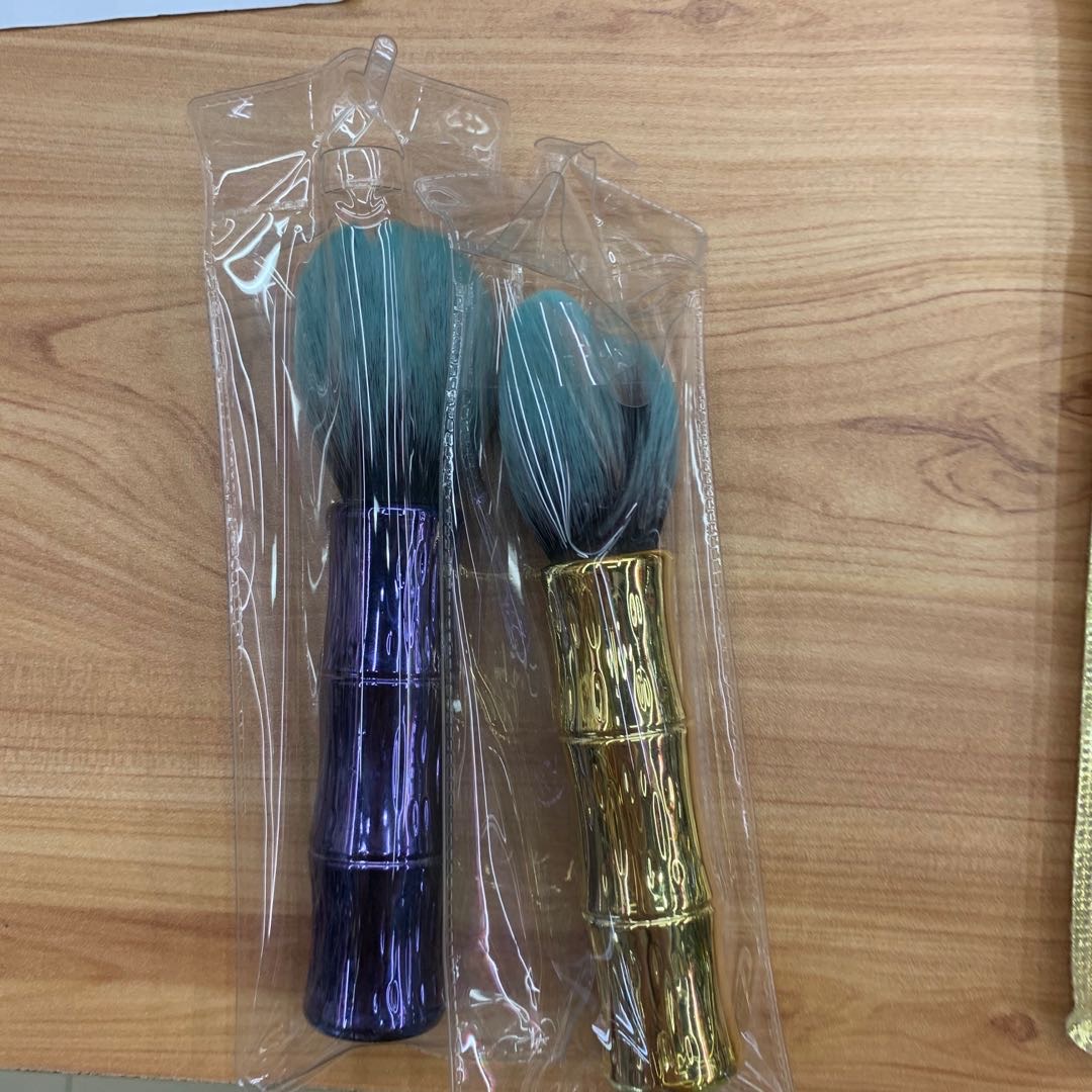 一对粗竹子造型把柄腮红刷蓝色毛毛柔软舒适