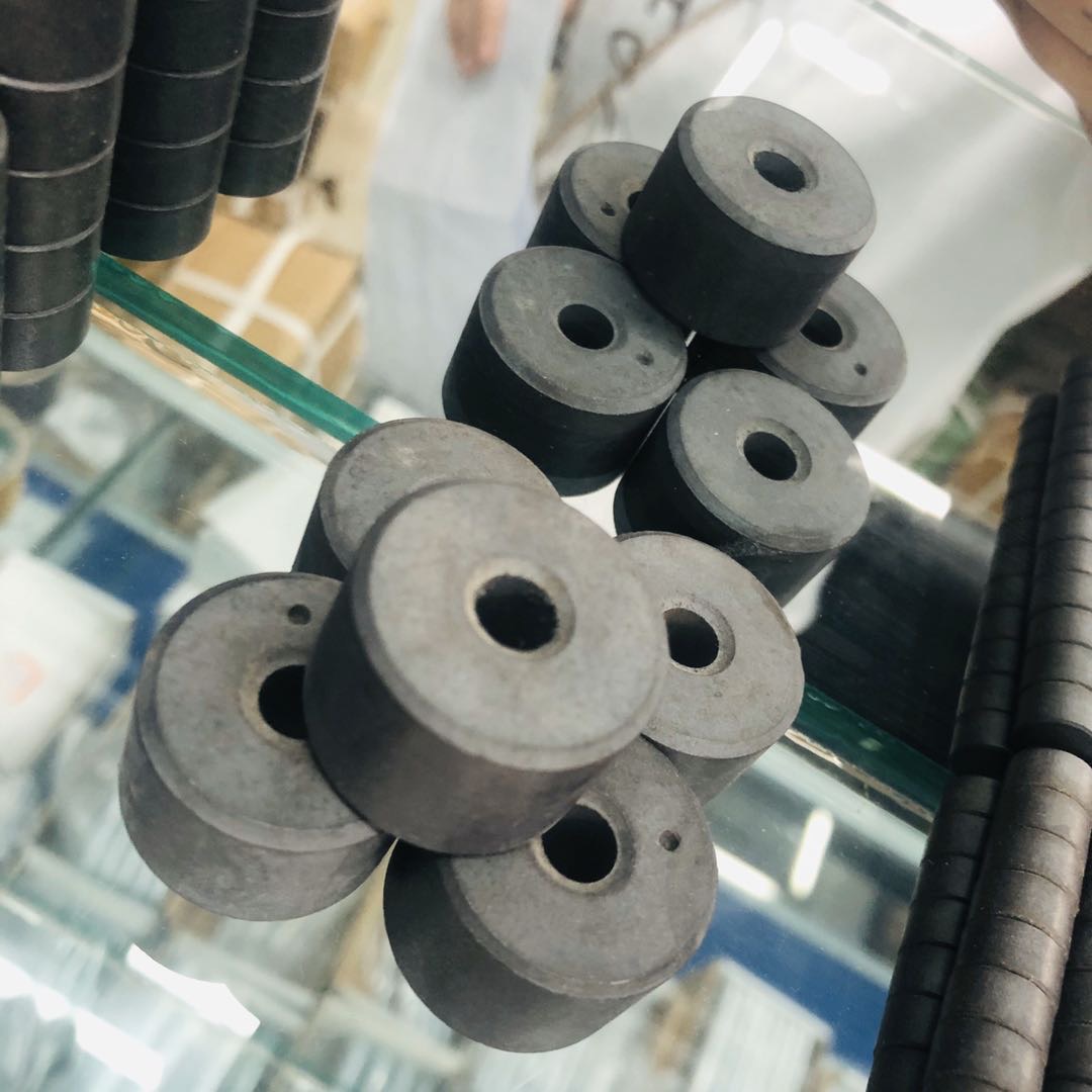 铁氧体磁铁圆形大中小号黑色吸铁石细节图