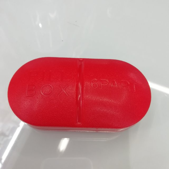 In the morning, in the afternoon and in the evening, the medicine box of portable and sealed drug distributor with large capacity is long red thumbnail