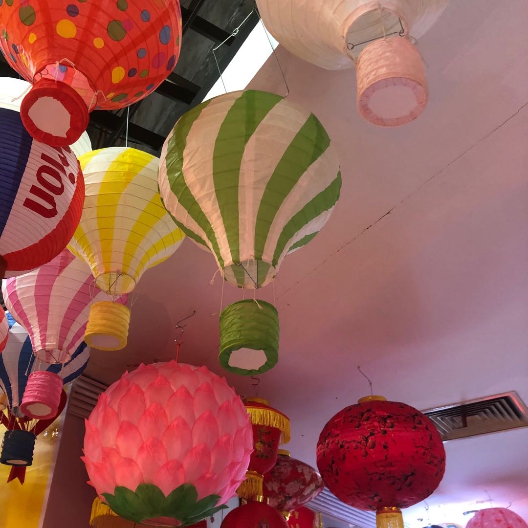 Kindergarten hanging ornaments, shopping mall decorations, children's birthday venue decoration, cartoon hot air balloon-shaped paper lantern hanging ornaments