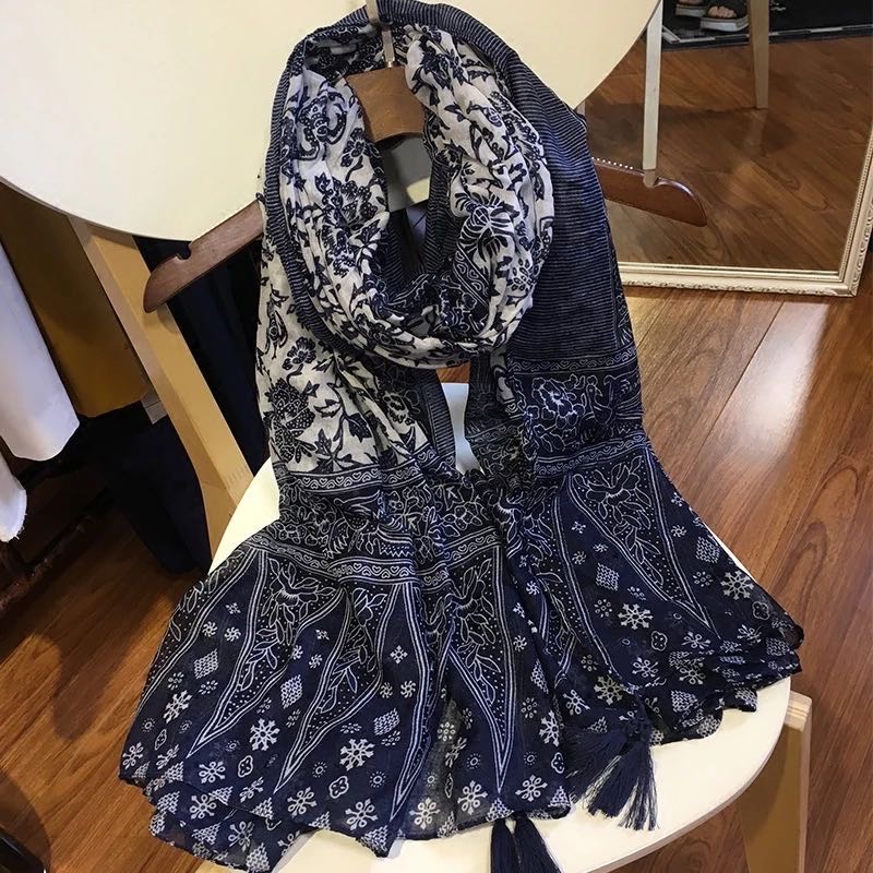 Ladies' scarves are available in two colors: European and American casual polyester and ethnic style for students