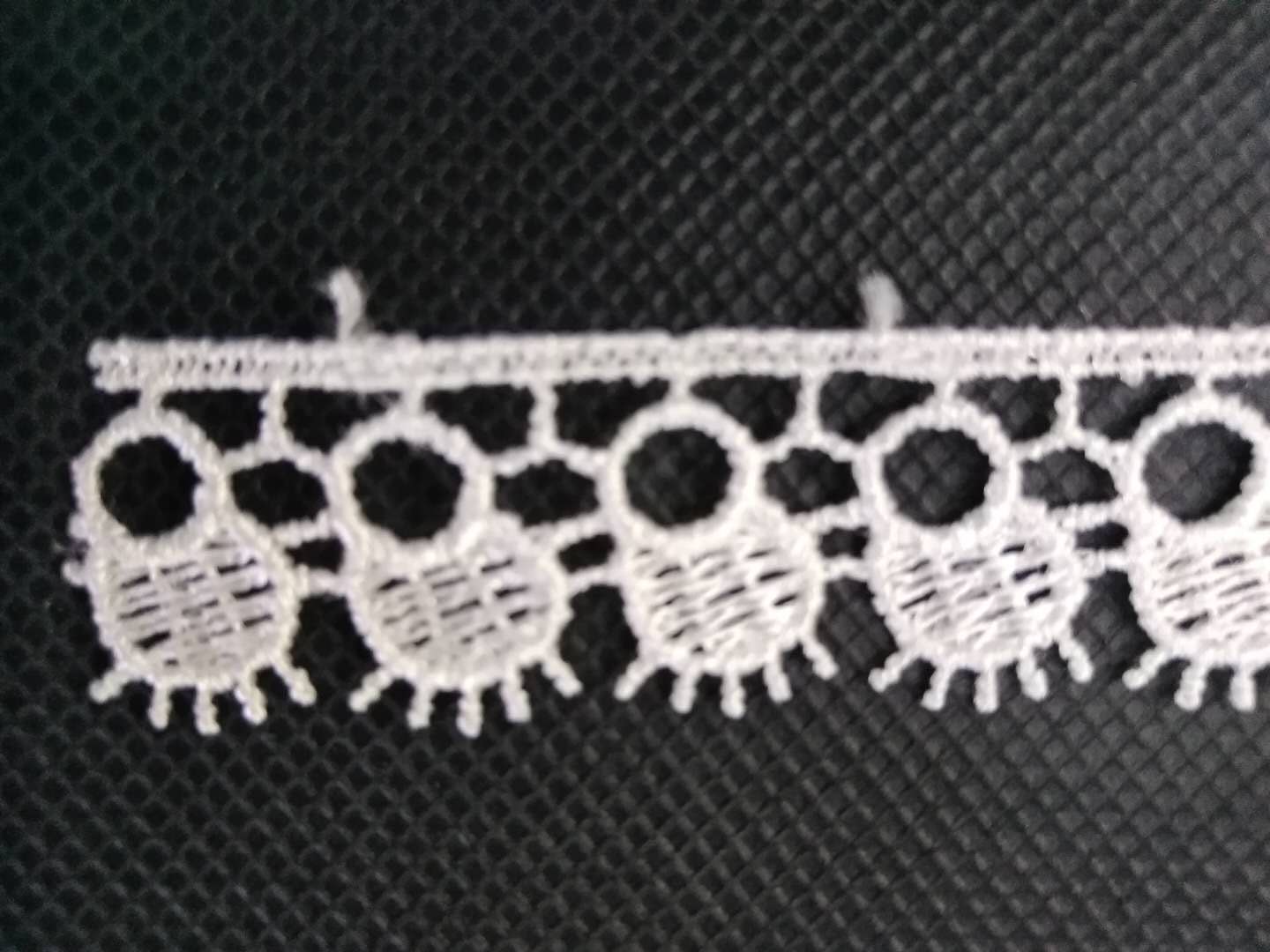 The fabric of Wenzhou embroidered lace clothing mostly uses lace, milk silk lace and water-soluble embroidered lace details Picture