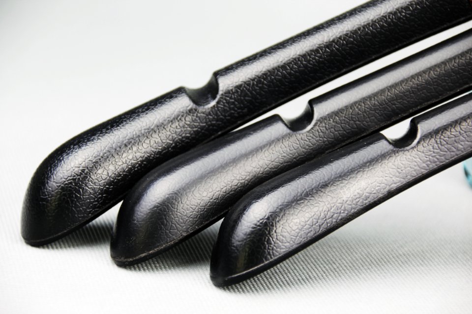 厂家直销简约高档环保PU皮革衣架防滑塑料衣架衣撑挂架黑色金属边细节图