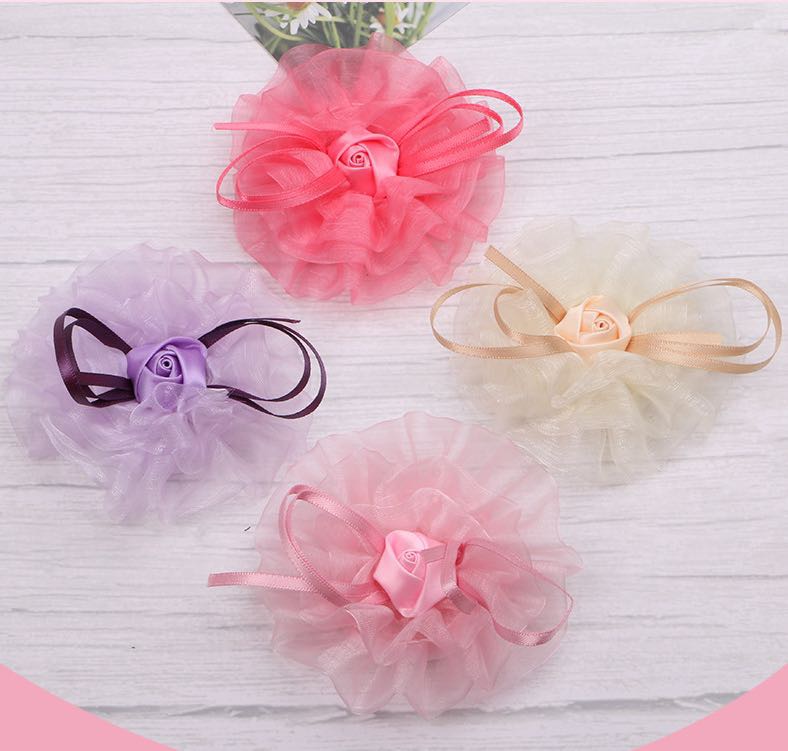 Gauze rose headwear and clothing are paired with craft decorative accessories
