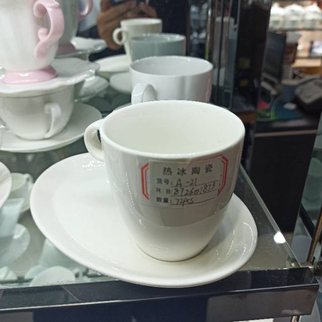 Hot-selling ceramic white coffee cups, each serving a plate