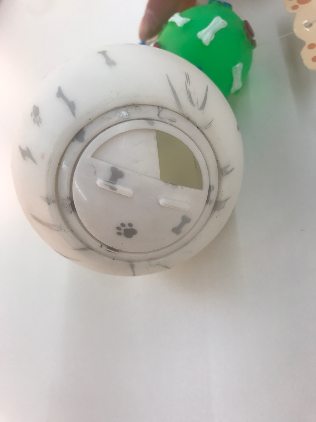 Leaky food ball details Picture